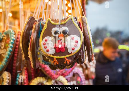 Gufi di pan di zenzero in mostra al mercatino di Natale di Hyde Park Winter Wonderland a Londra Foto Stock