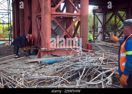 Kiev, Ucraina. 25th maggio 2022. Kiev Regione, Ucraina - 23 maggio 2022 - lavoratori impegnati a ripristinare il ponte sul fiume Irpin che è stato distrutto il 25 febbraio per fermare l'offensiva dell'esercito russo, villaggio di Stoyanka, distretto di Buca, regione di Kyiv, Ucraina nord-centrale. Questa foto non può essere distribuita nella Federazione russa. Photo by Yevhen Lyubimov/Ukrinform/ABACAPRESS.COM Credit: Abaca Press/Alamy Live News Foto Stock