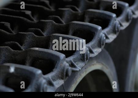 Dettaglio della guida su cingoli del veicolo blindato (battistrada), fotografia ravvicinata Foto Stock