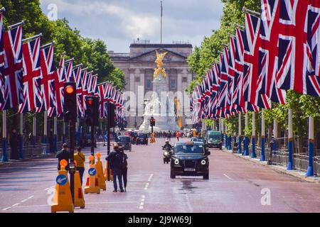 Londra, Regno Unito. 24 maggio 2022. Le bandiere Union Jack decorano il Mall per il Giubileo del platino della Regina, segnando il 70th anniversario dell'adesione della Regina al trono. Il 2nd-5th giugno si svolgerà uno speciale weekend Platinum Jubilee esteso. Foto Stock