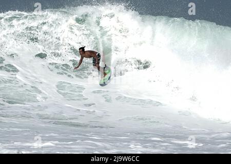 Giava Occidentale, Indonesia. 25th maggio 2022. Un surfista corre un'onda a Cimaja Beach a Pelabuhan Ratu, West Java, Indonesia, 25 maggio 2022. Credit: Jefri Tarigan/Xinhua/Alamy Live News Foto Stock