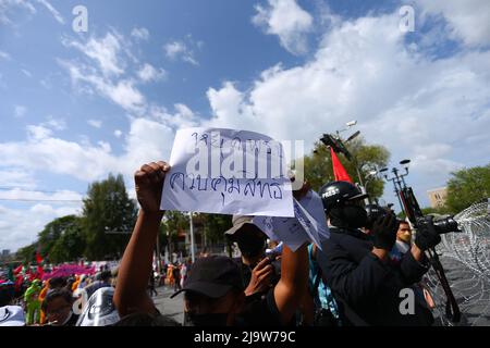 Bangkok, Bangkok, Thailandia. 24th maggio 2022. L'Alleanza popolare si è riunita di fronte all'edificio delle Nazioni Unite e ha marciato alla Camera del Governo per protestare contro il progetto di legge sull'Organizzazione senza scopo di lucro. (Credit Image: © Kan Sangtong/Pacific Press via ZUMA Press Wire) Foto Stock