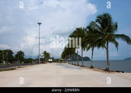 Decorazione esterna design del patio punto di vista Pak Bara villaggio sul lungomare sulla spiaggia con strada stradale per la gente thailandese viaggio Visita riposo relax Foto Stock