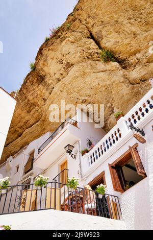 Troglodita grotte abitazioni nelle strette stradine di Setenil de las Bodegas, Andalusia. Spagna Foto Stock