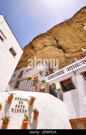 Troglodita grotte abitazioni nelle strette stradine di Setenil de las Bodegas, Andalusia. Spagna Foto Stock