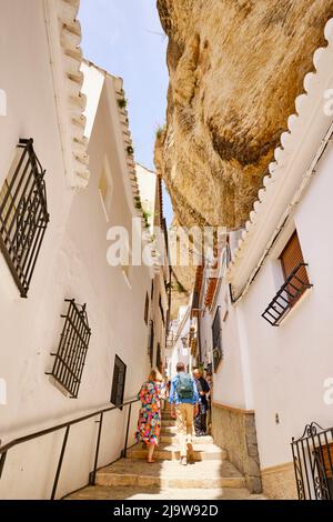 Troglodita grotte abitazioni nelle strette stradine di Setenil de las Bodegas, Andalusia. Spagna Foto Stock