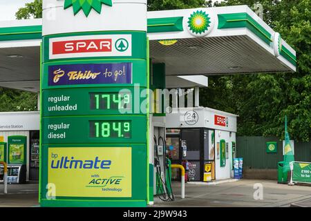 Hornchurch, Essex, Regno Unito. 25th maggio 2022. Prezzi del carburante ai massimi livelli. I prezzi medi della benzina hanno superato per la prima volta i £1,70 al litro, anche il diesel ha raggiunto un picco record di 181,4p al litro. Credit: Marcin Rogozinski/Alamy Live News Foto Stock