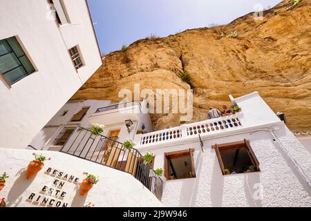 Troglodita grotte abitazioni nelle strette stradine di Setenil de las Bodegas, Andalusia. Spagna Foto Stock