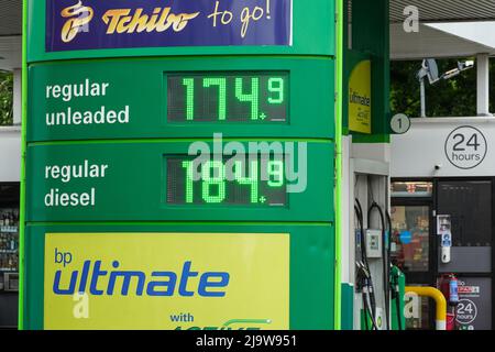 Hornchurch, Essex, Regno Unito. 25th maggio 2022. Prezzi del carburante ai massimi livelli. I prezzi medi della benzina hanno superato per la prima volta i £1,70 al litro, anche il diesel ha raggiunto un picco record di 181,4p al litro. Credit: Marcin Rogozinski/Alamy Live News Foto Stock