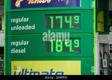 Hornchurch, Essex, Regno Unito. 25th maggio 2022. Prezzi del carburante ai massimi livelli. I prezzi medi della benzina hanno superato per la prima volta i £1,70 al litro, anche il diesel ha raggiunto un picco record di 181,4p al litro. Credit: Marcin Rogozinski/Alamy Live News Foto Stock