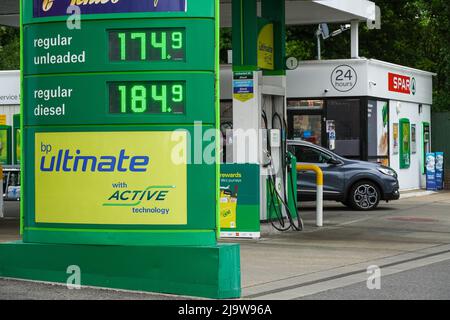 Hornchurch, Essex, Regno Unito. 25th maggio 2022. Prezzi del carburante ai massimi livelli. I prezzi medi della benzina hanno superato per la prima volta i £1,70 al litro, anche il diesel ha raggiunto un picco record di 181,4p al litro. Credit: Marcin Rogozinski/Alamy Live News Foto Stock