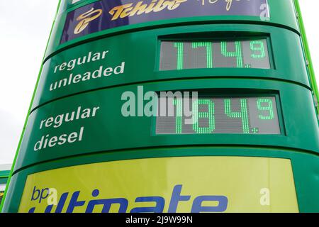 Hornchurch, Essex, Regno Unito. 25th maggio 2022. Prezzi del carburante ai massimi livelli. I prezzi medi della benzina hanno superato per la prima volta i £1,70 al litro, anche il diesel ha raggiunto un picco record di 181,4p al litro. Credit: Marcin Rogozinski/Alamy Live News Foto Stock