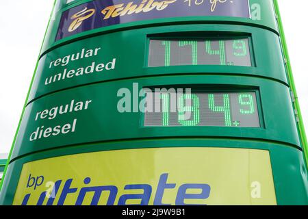 Hornchurch, Essex, Regno Unito. 25th maggio 2022. Prezzi del carburante ai massimi livelli. I prezzi medi della benzina hanno superato per la prima volta i £1,70 al litro, anche il diesel ha raggiunto un picco record di 181,4p al litro. Credit: Marcin Rogozinski/Alamy Live News Foto Stock