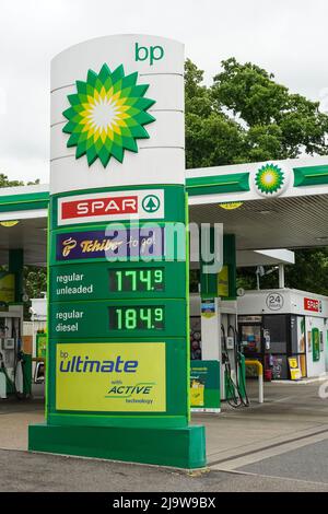 Hornchurch, Essex, Regno Unito. 25th maggio 2022. Prezzi del carburante ai massimi livelli. I prezzi medi della benzina hanno superato per la prima volta i £1,70 al litro, anche il diesel ha raggiunto un picco record di 181,4p al litro. Credit: Marcin Rogozinski/Alamy Live News Foto Stock