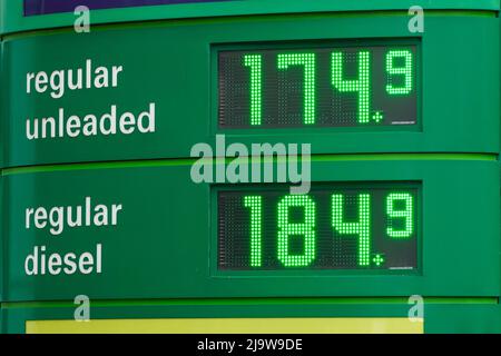 Hornchurch, Essex, Regno Unito. 25th maggio 2022. Prezzi del carburante ai massimi livelli. I prezzi medi della benzina hanno superato per la prima volta i £1,70 al litro, anche il diesel ha raggiunto un picco record di 181,4p al litro. Credit: Marcin Rogozinski/Alamy Live News Foto Stock