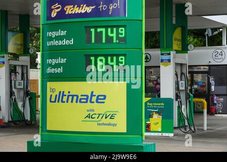 Hornchurch, Essex, Regno Unito. 25th maggio 2022. Prezzi del carburante ai massimi livelli. I prezzi medi della benzina hanno superato per la prima volta i £1,70 al litro, anche il diesel ha raggiunto un picco record di 181,4p al litro. Credit: Marcin Rogozinski/Alamy Live News Foto Stock