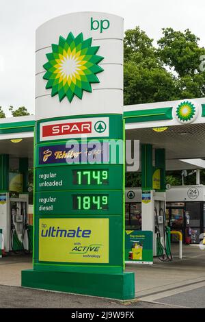 Hornchurch, Essex, Regno Unito. 25th maggio 2022. Prezzi del carburante ai massimi livelli. I prezzi medi della benzina hanno superato per la prima volta i £1,70 al litro, anche il diesel ha raggiunto un picco record di 181,4p al litro. Credit: Marcin Rogozinski/Alamy Live News Foto Stock