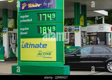 Hornchurch, Essex, Regno Unito. 25th maggio 2022. Prezzi del carburante ai massimi livelli. I prezzi medi della benzina hanno superato per la prima volta i £1,70 al litro, anche il diesel ha raggiunto un picco record di 181,4p al litro. Credit: Marcin Rogozinski/Alamy Live News Foto Stock