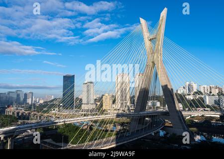 Vista aerea dello skyline della città di San Paolo, viale Marginal Pinheiros, moderno ponte sospeso via cavo, fiume Pinheiros ed edifici aziendali, Brasile. Foto Stock