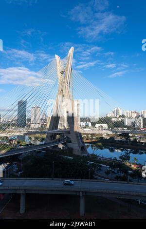 Vista aerea dello skyline della città di San Paolo, viale Marginal Pinheiros, moderno ponte sospeso via cavo, fiume Pinheiros ed edifici aziendali, Brasile. Foto Stock