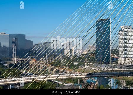 Vista aerea dello skyline della città di San Paolo, viale Marginal Pinheiros, moderno ponte sospeso via cavo, fiume Pinheiros ed edifici aziendali, Brasile. Foto Stock