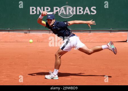 Parigi, Francia. 25th maggio 2022. Gregoire Barrere di Francia gioca contro gli Stati Uniti John Isnerdurante la loro partita di tennis al Roland Garros vicino Parigi, Francia, mercoledì 25 maggio 2022. Isner ha vinto il 6-4, il 6-4, il 3-6, il 7-6. Foto di Maya Vidon-White/UPI Credit: UPI/Alamy Live News Foto Stock