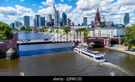 Tour in barca sul fiume meno e sullo skyline del centro, Francoforte, Germania Foto Stock