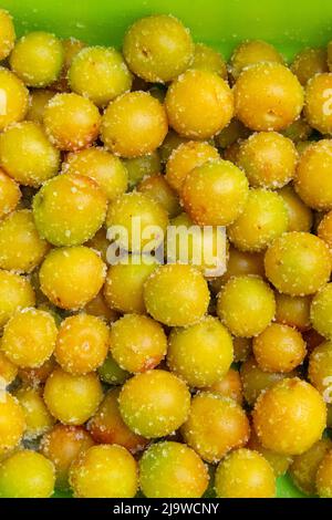 Conserve di frutta secca prugna salata Dolce, prugne secche al sole e salate per canditi. Foto Stock