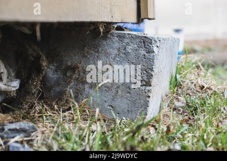 Rickety sostegno concreto di un primo piano casa di campagna. Messa a fuoco selettiva Foto Stock