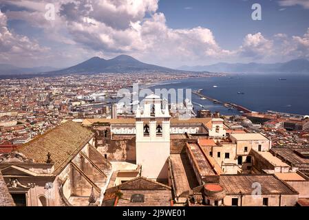 Vista da Castel Sant'Elmo sull'ex monastero e l'attuale Museo e Certosa di San Martino fino al Golfo di Napoli, la città con i suoi servizi portuali Foto Stock