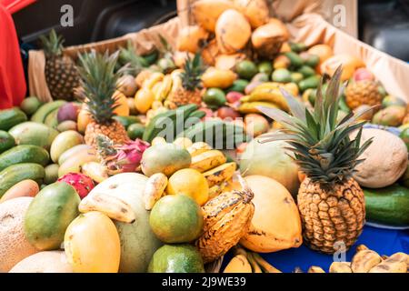 Spedizione di vari frutti tropicali in vendita in un mercato a Masaya, Nicaragua. Concetto di agricoltura e produzione Foto Stock