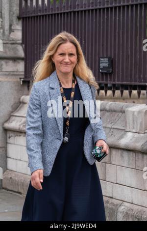 Londra UK, 25 maggio 2022. Kim Leadbeater sorella di Jo Cox e laburista MP per Batley e Spen cammina fuori dal Parlamento come il rapporto sue Gray nel gruppo di partito contro il codice-19 regolamento di blocco a Downing Street è finalmente pubblicato e consegnato a MPS . Il primo Ministro affronterà in seguito le domande e consegnerà una dichiarazione alle PMQ presso la Camera dei Comuni. Foto Stock