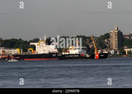 25 maggio 2022, New York, New York, Stati Uniti d'America: 25 maggio 2022 NEW YORK New York Harbor.Fleet sfilata settimanale di navi. Il lancio ufficiale per la settimana della flotta: Le navi viaggiano lungo il fiume Hudson fino al ponte George Washington e si girano e attraccano in varie località di New York City. (Credit Image: © Bruce Cotler/ZUMA Press Wire) Foto Stock