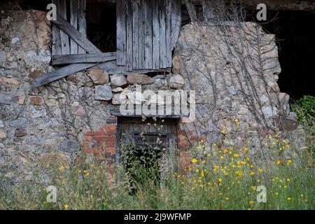 Una proprietà agricola abbandonata in un villaggio rurale spagnolo, il 15th maggio 2022, a Mesta de con, Picos Mountains, Asturias, Spagna. Foto Stock