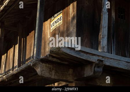 Granaio agricolo abbandonato e abbandonato in vendita in un villaggio rurale spagnolo, il 15th maggio 2022, a Mesta de con, Picos Mountains, Asturias, Spagna. Foto Stock