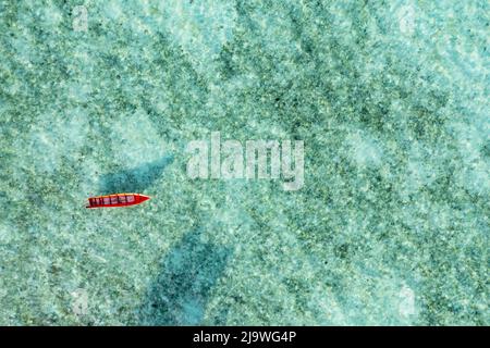 Direttamente sopra il colpo di barca di legno rosso sul mare tropicale Foto Stock