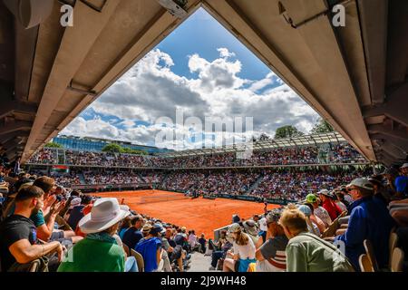 Parigi, Francia. 25th maggio 2022. Gli spettatori seguono la partita tra Carlos Alcaraz e Alberto Ramos-Vinolas a Court Simonne Mathieu al torneo di tennis del Grand Slam Open 2022 a Roland Garros, Parigi, Francia. Frank Molter/Alamy Live news Foto Stock