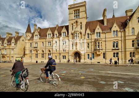 OXFORD CITY ENGLAND BALLIOL COLLEGE IN BROAD STREET E CICLISTI Foto Stock