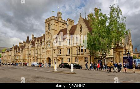 OXFORD CITY ENGLAND BALLIOL COLLEGE IN BROAD STREET E TURISTI Foto Stock