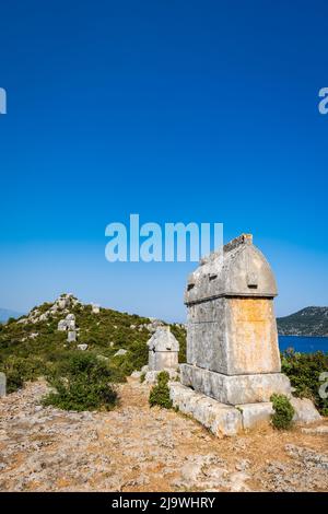 Simena (Kalekoy) antico sito rovinoso con sarcofago dallo storico castello di Simena, Turchia dalle isole Kekova. Foto Stock