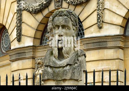 OXFORD ENGLAND BROAD STREET AL DI FUORI DELLA SHELDONIAN UN BUSTO SCOLPITO O LA TESTA DELL'ERMA O IMPERATORE Foto Stock