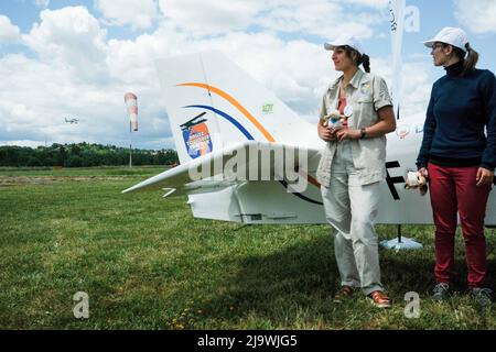 Per la sua edizione 1st, il rally aeronautico Toulouse (Francia) / Tarfaya (Cap Juby, Marocco) è sponsorizzato dal nipote di Antoine de Saint-Exupéry e dal suo nipote, anche un pilota che partecipa al rally. Alla vigilia della partenza dei 16 aerei, battezzarono l'equipaggio femminile 'la Rose des Sables'. La gara che mira ad essere 'sulle orme del piccolo Principe' è la sorellina del Rallye Toulouse / Saint-Louis-du-Sénégal, ed è sostenuta tra gli altri dalla 'Saint Exupéry Foundation for Youth'. Maggio 25, 2022. Foto di Patrick Batard / ABACAPRESS.COM Foto Stock