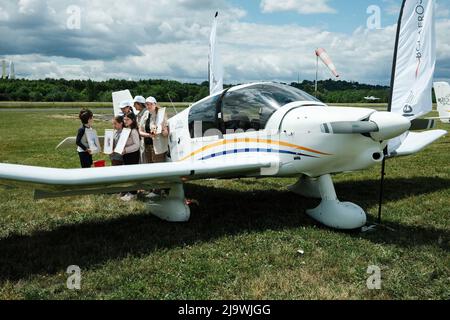 Per la sua edizione 1st, il rally aeronautico Toulouse (Francia) / Tarfaya (Cap Juby, Marocco) è sponsorizzato dal nipote di Antoine de Saint-Exupéry e dal suo nipote, anche un pilota che partecipa al rally. Alla vigilia della partenza dei 16 aerei, battezzarono l'equipaggio femminile 'la Rose des Sables'. La gara che mira ad essere 'sulle orme del piccolo Principe' è la sorellina del Rallye Toulouse / Saint-Louis-du-Sénégal, ed è sostenuta tra gli altri dalla 'Saint Exupéry Foundation for Youth'. Maggio 25, 2022. Foto di Patrick Batard / ABACAPRESS.COM Foto Stock