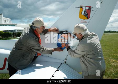 Per la sua edizione 1st, il rally aeronautico Toulouse (Francia) / Tarfaya (Cap Juby, Marocco) è sponsorizzato dal nipote di Antoine de Saint-Exupéry e dal suo nipote, anche un pilota che partecipa al rally. Alla vigilia della partenza dei 16 aerei, battezzarono l'equipaggio femminile 'la Rose des Sables'. La gara che mira ad essere 'sulle orme del piccolo Principe' è la sorellina del Rallye Toulouse / Saint-Louis-du-Sénégal, ed è sostenuta tra gli altri dalla 'Saint Exupéry Foundation for Youth'. Maggio 25, 2022. Foto di Patrick Batard / ABACAPRESS.COM Foto Stock