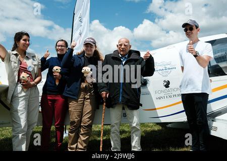 Francesco D'AGAY (C), nipote di Saint-Exupéry, e suo nipote HUGO (R), pilota. Per la sua edizione 1st, il rally aeronautico Toulouse (Francia) / Tarfaya (Cap Juby, Marocco) è sponsorizzato dal nipote di Antoine de Saint-Exupéry e dal suo nipote, anche un pilota che partecipa al rally. Alla vigilia della partenza dei 16 aerei, battezzarono l'equipaggio femminile 'la Rose des Sables'. La gara che mira ad essere 'sulle orme del piccolo Principe' è la sorellina del Rallye Toulouse / Saint-Louis-du-Sénégal, ed è sostenuta tra gli altri dalla 'Saint Exupéry Foundation for Youth'. Maggio Foto Stock