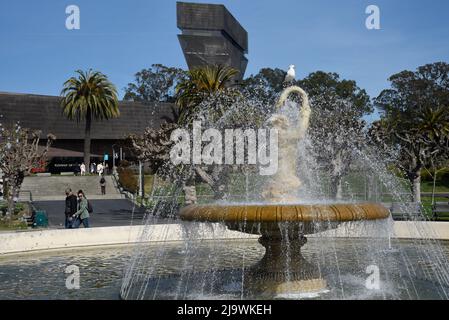 Un gabbiano si trova in cima alla storica Rideout Memorial Fountain del 1924 nel Golden Gate Park di San Francisco, California. Foto Stock