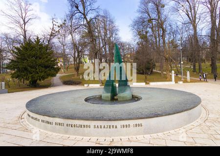 Sarajevo, Bosnia-Erzegovina - 13 FEBBRAIO 2022: La guerra monumentale per i bambini vittime della guerra bosniaca è avvenuta tra il 1992 e il 1995 Foto Stock