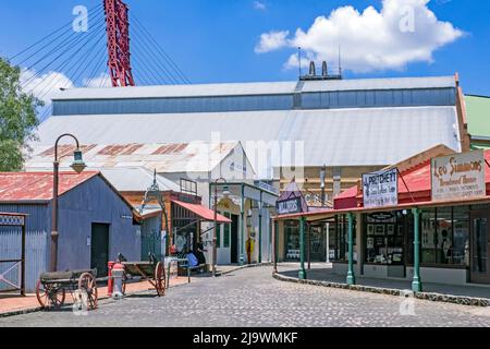 Scena di strada con i vecchi negozi al Big Hole e Open Mine Museum a Kimberley, Frances Baard, provincia del Capo Settentrionale, Sudafrica Foto Stock