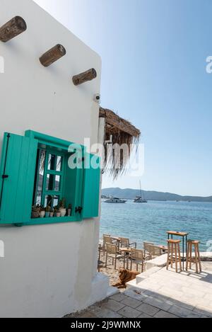 Bodrum, Turchia. 21st Apr 2022. Splendida finestra turchese di un caffè sul fronte mare di Bodrum Harbour, la costa sud-occidentale turca del Mar Egeo. (Foto di John Wreford/SOPA Images/Sipa USA) Credit: Sipa USA/Alamy Live News Foto Stock