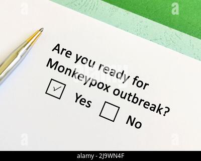 Una persona sta rispondendo alla domanda sull'infezione da Monkeypox. È pronto per l'epidemia di scimmietta. Foto Stock